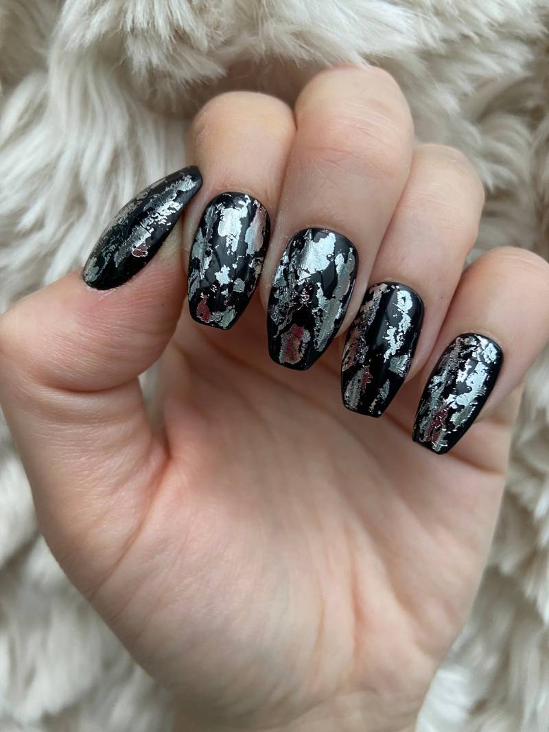 Schwarz Und Silber Drücken Sie Auf Die Nägel | Nägel Kleben Künstliche Falsche Kleber von Fairydustnailcompany