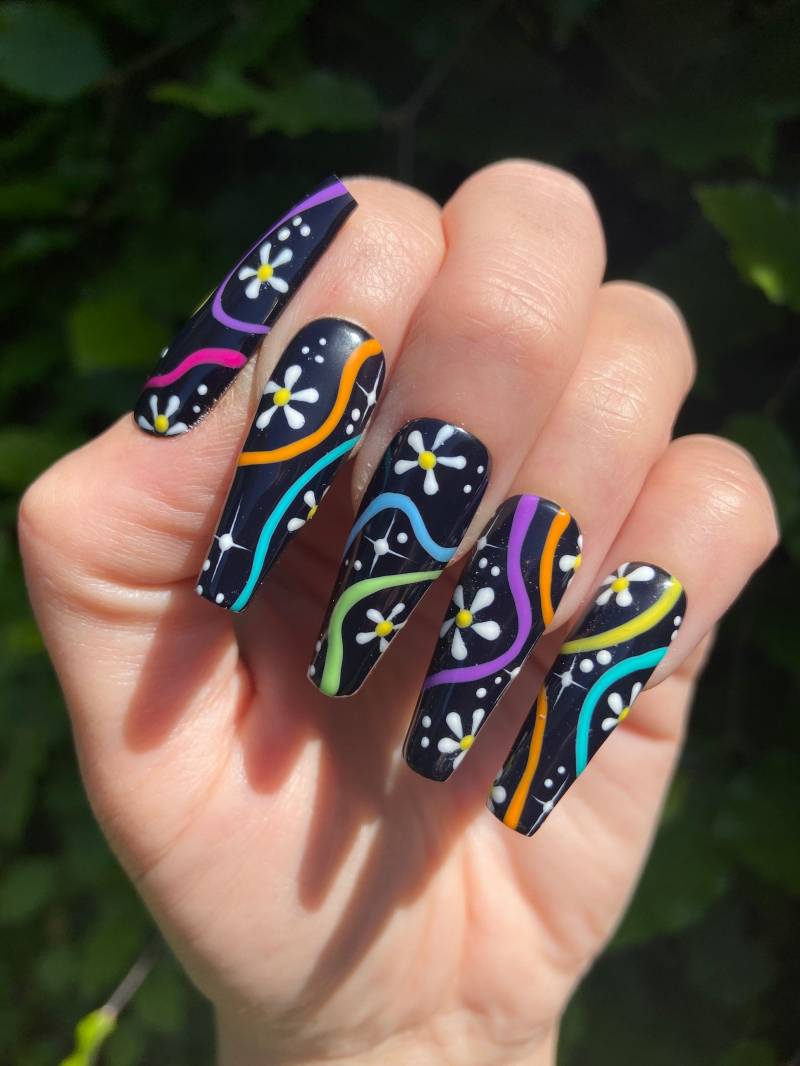 Schwarzer Regenbogen Swirl Und Daisy Press On Nails | Festival Nägel Künstliche Falsche Auf Kleben von Fairydustnailcompany