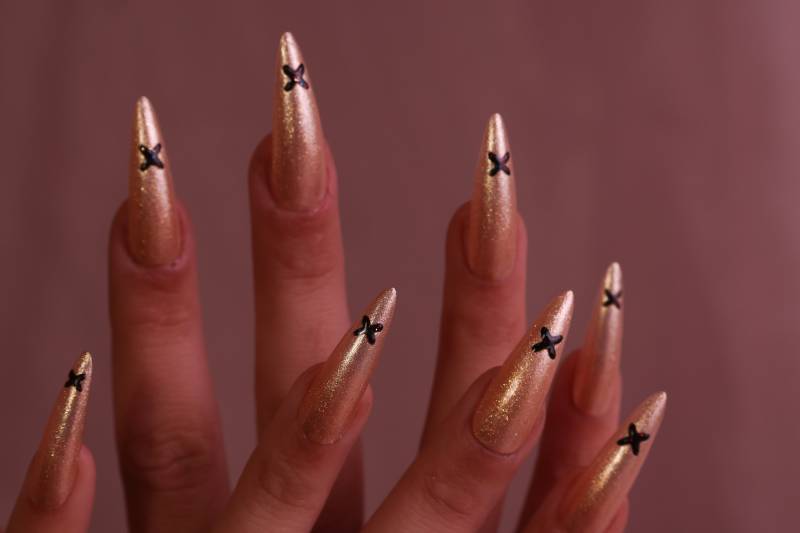 x-Plicit Nägel | Gold Stiletto Lange Fancy Edgy Champagner Spezial Event von FakeNailsClub