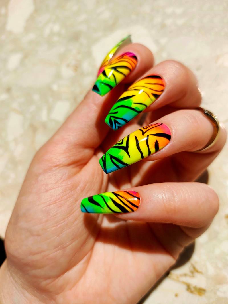 Neon Animal Nägel Andrücken von FejkiNails