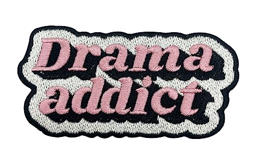 Finally Home Patch zum Aufbügeln - Drama Addict | Retro Rosa Girly Patches, Lustiges Girl Bügelbild, Pinker Flicken, Mädchen Sprüche Aufnäher von Finally Home