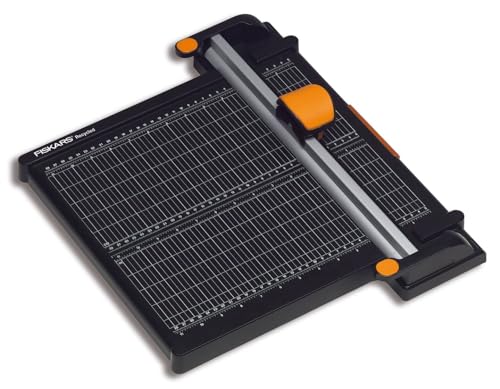 Fiskars Recycelte Titanium Papierschneidemaschine, Ø 45 mm, A4, Schwarz/Orange, 1004640 von Fiskars