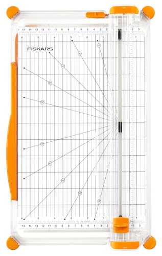 Fiskars SureCut Papierschneidemaschine, A4, Breite Grundfläche, Großer Papierschneider mit Schnittlinienführung, Weiß/Orange, 1077980 von Fiskars