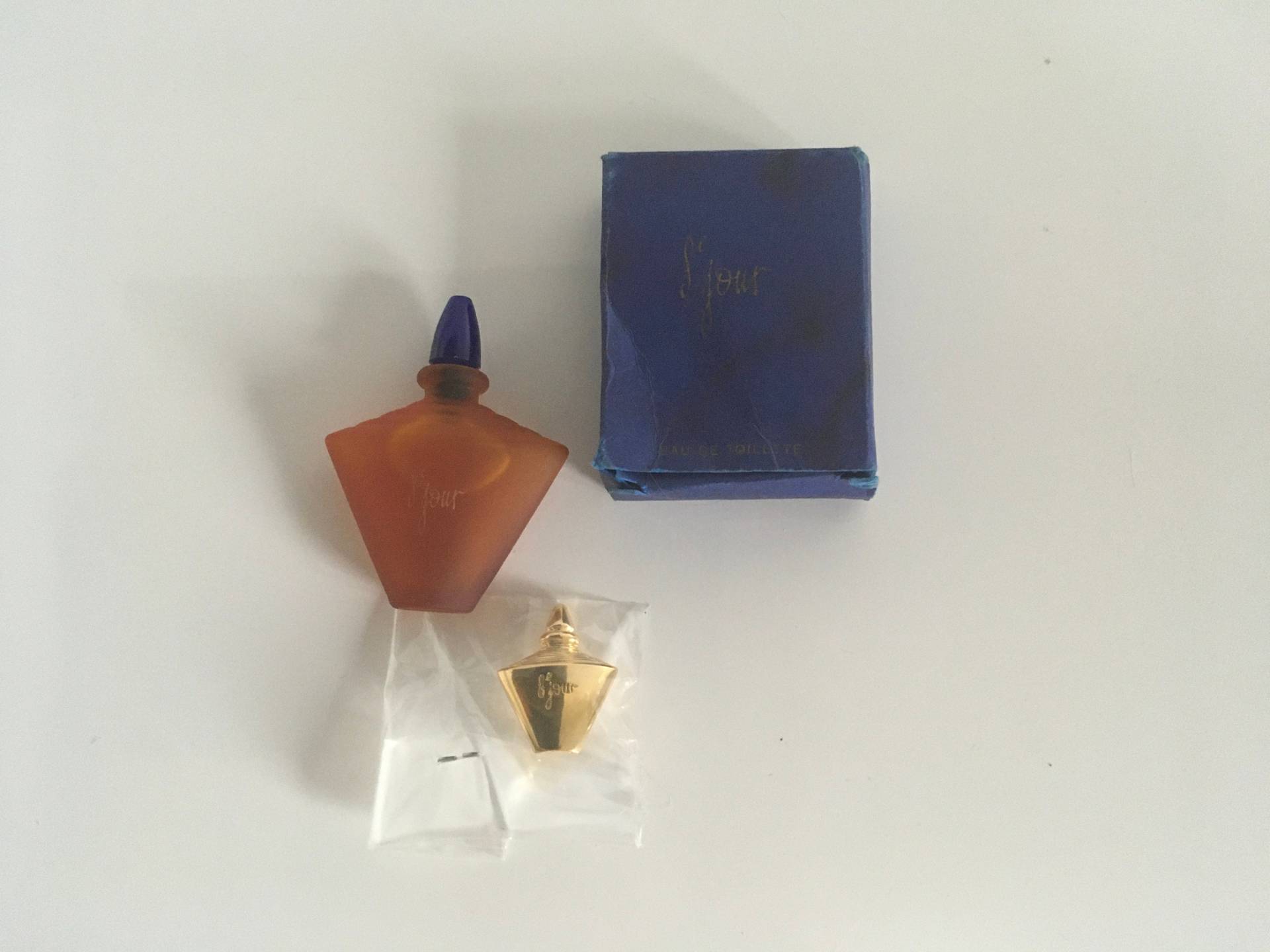 Miniatur Eau De Toilette 8Eme Jour 7, 5 Ml, 2Er Set Mit Miniflasche Und Ausgefallenem Broschenjuwel, Guter Zustand von Fleamarketoysvintage