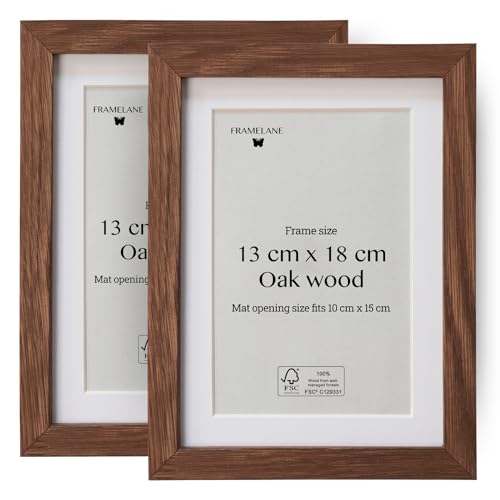 Framelane 2er-Set Bilderrahmen 13x18 - Eleganter Rahmen aus dunkler Eiche - Hervorragende Verarbeitung - Hergestellt aus nachhaltigem FSC-zertifiziertem Holz - Inkl. Aufsteller und Metallaufhänger von Framelane