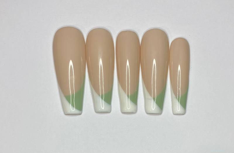 Pistazie Kurven Spitze Nägel von FrsehFancyNails