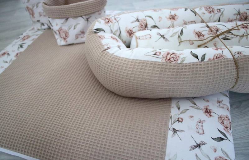 Wickelauflage | Wickelunterlage Wickeltischauflage "Hase, Blumen +Waffelpique Hellbeige" Stoffe Öko Tex Standard 100 von GQhobby