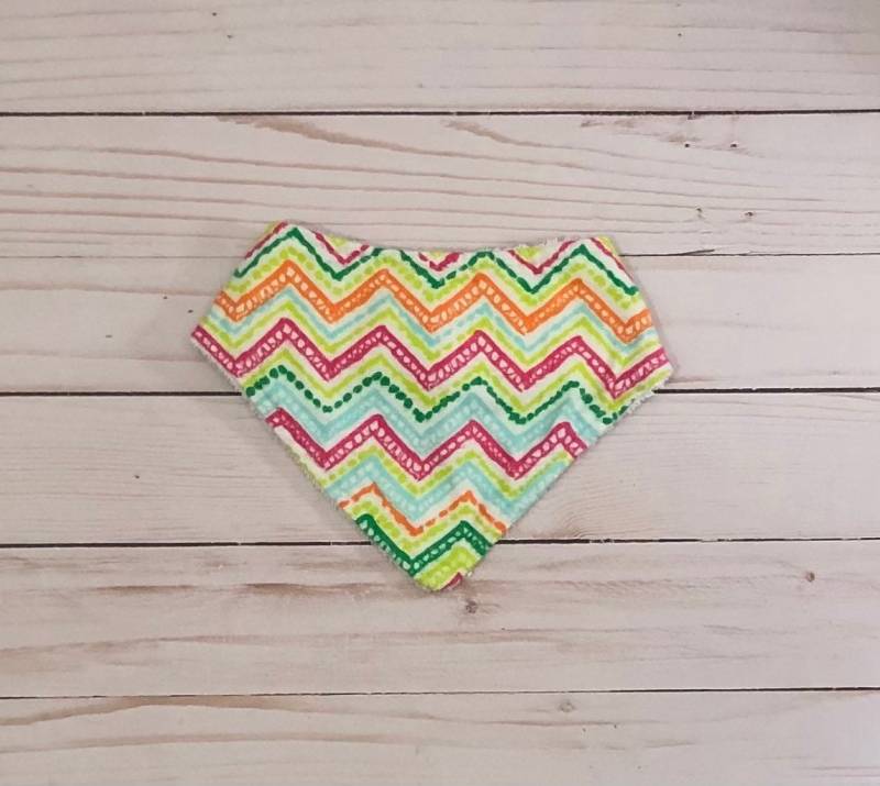 Baumwoll-Bandana-Lätzchen Für Baby-Mädchen Mit Buntem Zick-Zack-Druck - Druckknopf-Lätzchen Babypartygeschenk Sabber-Lätzchen Babys von GainseyandCo