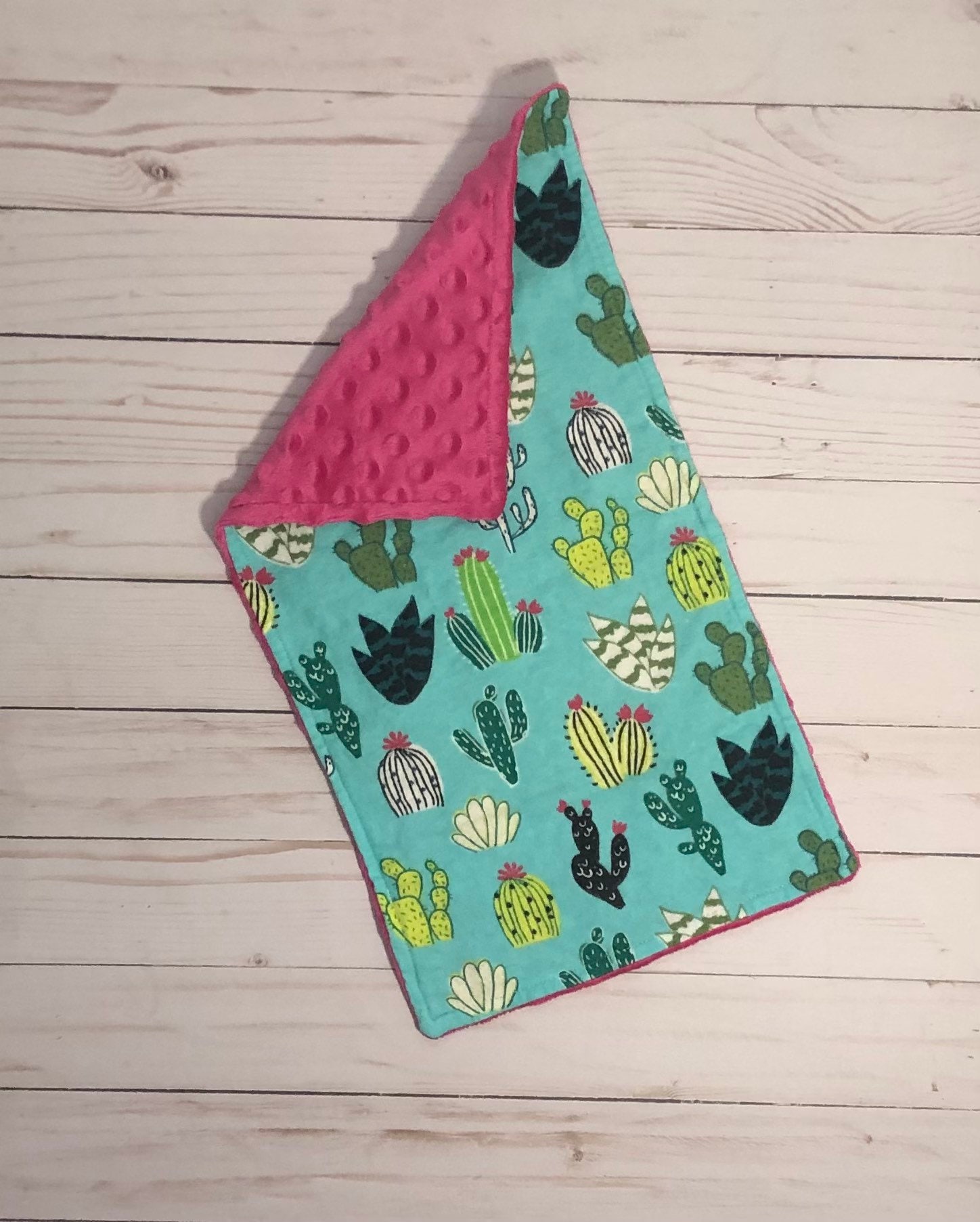 Kaktus Spucktuch Für Baby Mädchen - Shower Oder Sprinkle Geschenk Freund Grün, Aqua Und Pink Aus Minky Baumwolle von GainseyandCo