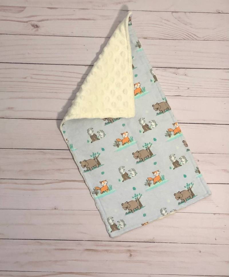 Woodland Animals Baby Spucktuch Für Junge Oder Mädchen - Gender Neutral Shower Sprinkle Geschenk Handgefertigtes Blau Und Gelb von GainseyandCo