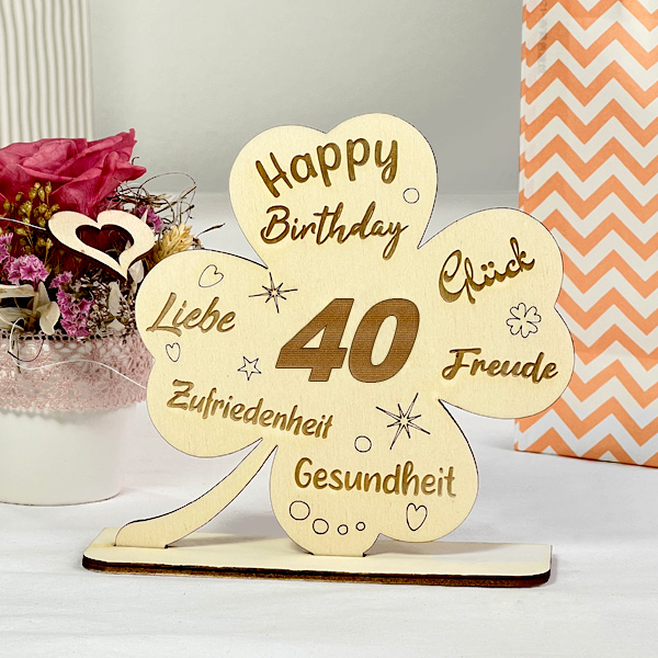 Glücks-Kleeblatt  40. Geburtstag, gravierter Holzaufsteller mit lieben Wünschen & Fuß als Deko & Geschenk von Geburtstagsfee