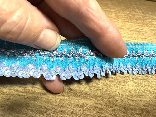 Bestickter Stretchstoff mit Pailletten, Meterware, Türkis und Flieder Bestickter Stretchstoff mit Pailletten, Meterware, Türkis und Flieder von Generisch