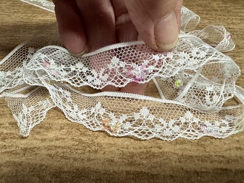 Spitzenbordüre, gewellt, Meterware, Blumenmuster, Weiß mit lila Pailletten Spitzenbordüre, gewellt, Meterware, Blumenmuster, Weiß mit lila Pailletten von Generisch