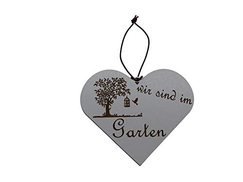 Wir sind im Garten Herz Aufhänger weiß Schild Geschenk Deko HDF Wandschild Lederband Hängeschild Türschild von Generisch