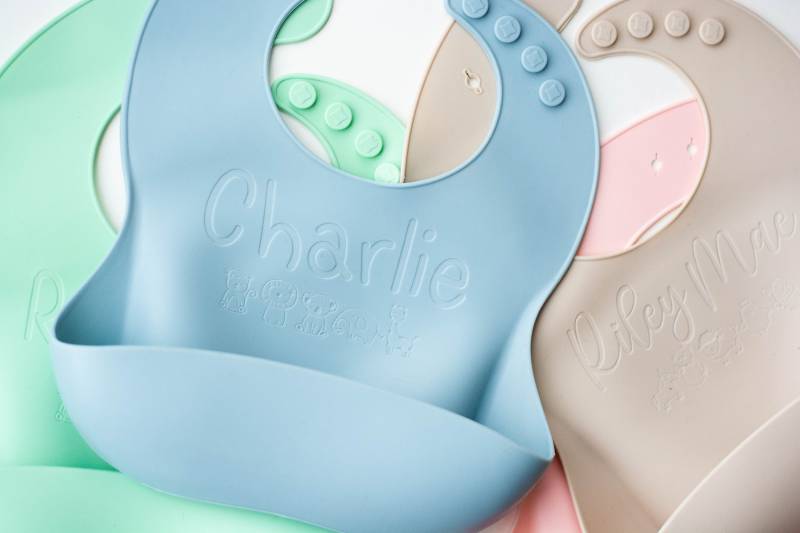 Silikon Gravierte Baby Lätzchen Personalisiert Für Neugeborene Oder Kleinkind Mädchen Jungen Benutzerdefinierte Babyparty Neue Mutter Geschenk Ein von GifterStudioShop