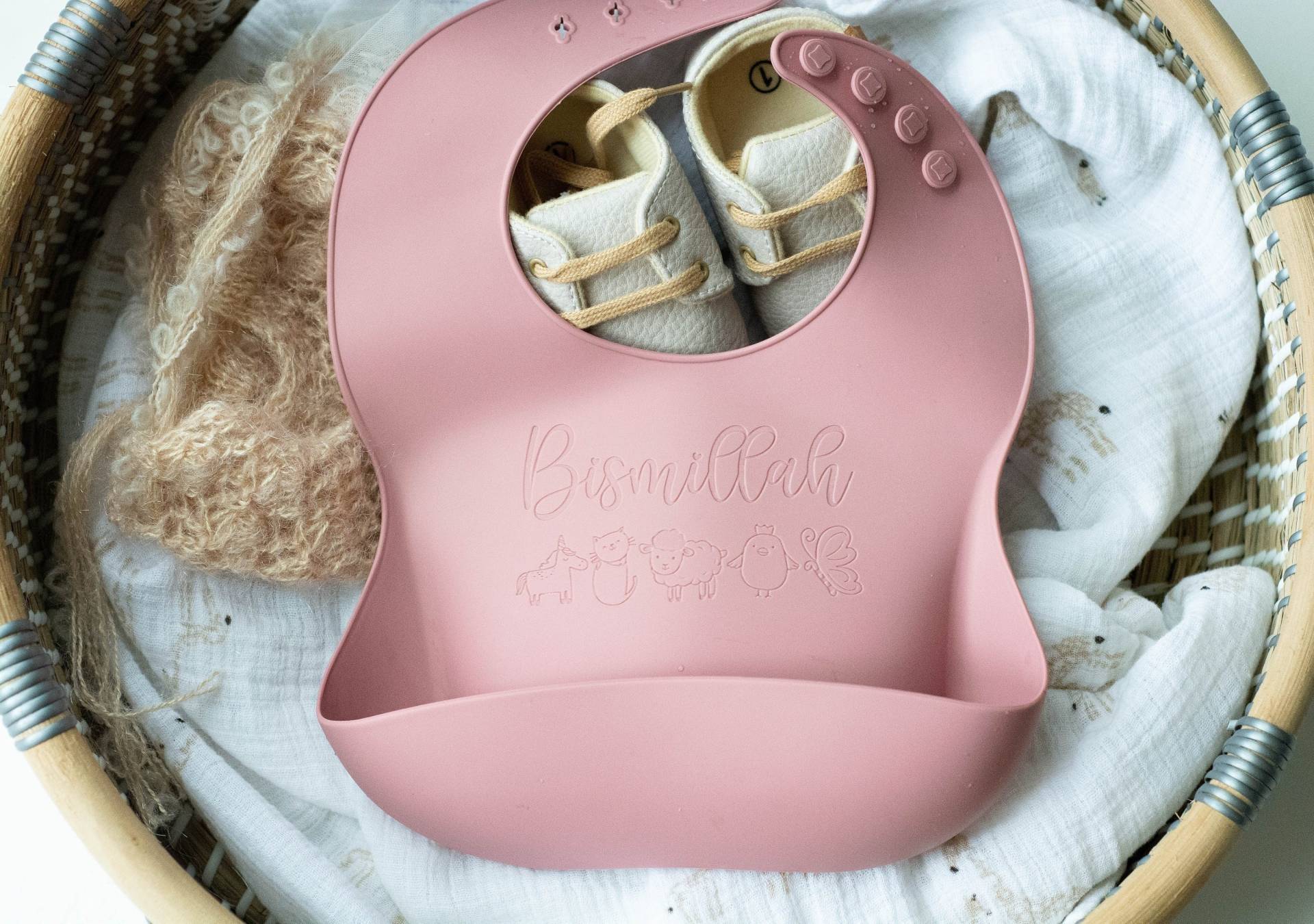 Silikon Gravierte Baby Lätzchen Personalisiert Für Neugeborene Oder Kleinkind Mädchen Jungen Benutzerdefinierte Babyparty Neue Mutter Geschenk Ein von GifterStudioShop