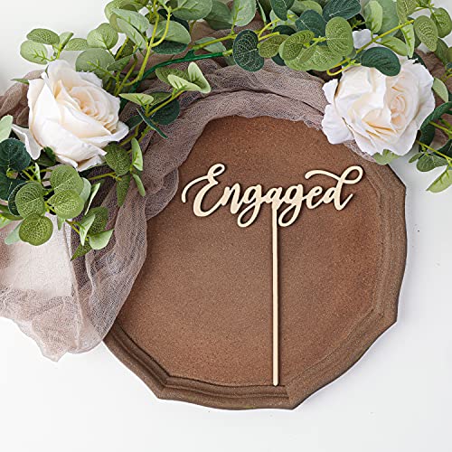 Tortenaufsatz für Hochzeitstorten aus Holz mit Aufschrift "Engaged" von Giga Gud