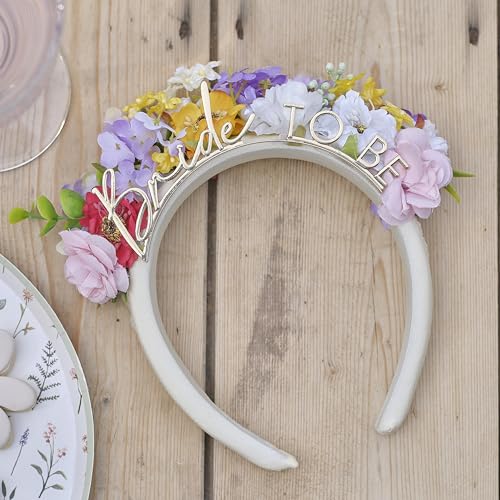 Ginger RayGoldfarbenes Blumenstirnband „Bride to Be“ mit künstlichen Blumen und Blattwerk, tragbar für den Junggesellinnenabschied Ginger RayGoldfarbenes Blumenstirnband „Bride to Be“ mit künstlichen Blumen und Blattwerk, tragbar für den Junggesellinnenabschied von Ginger Ray