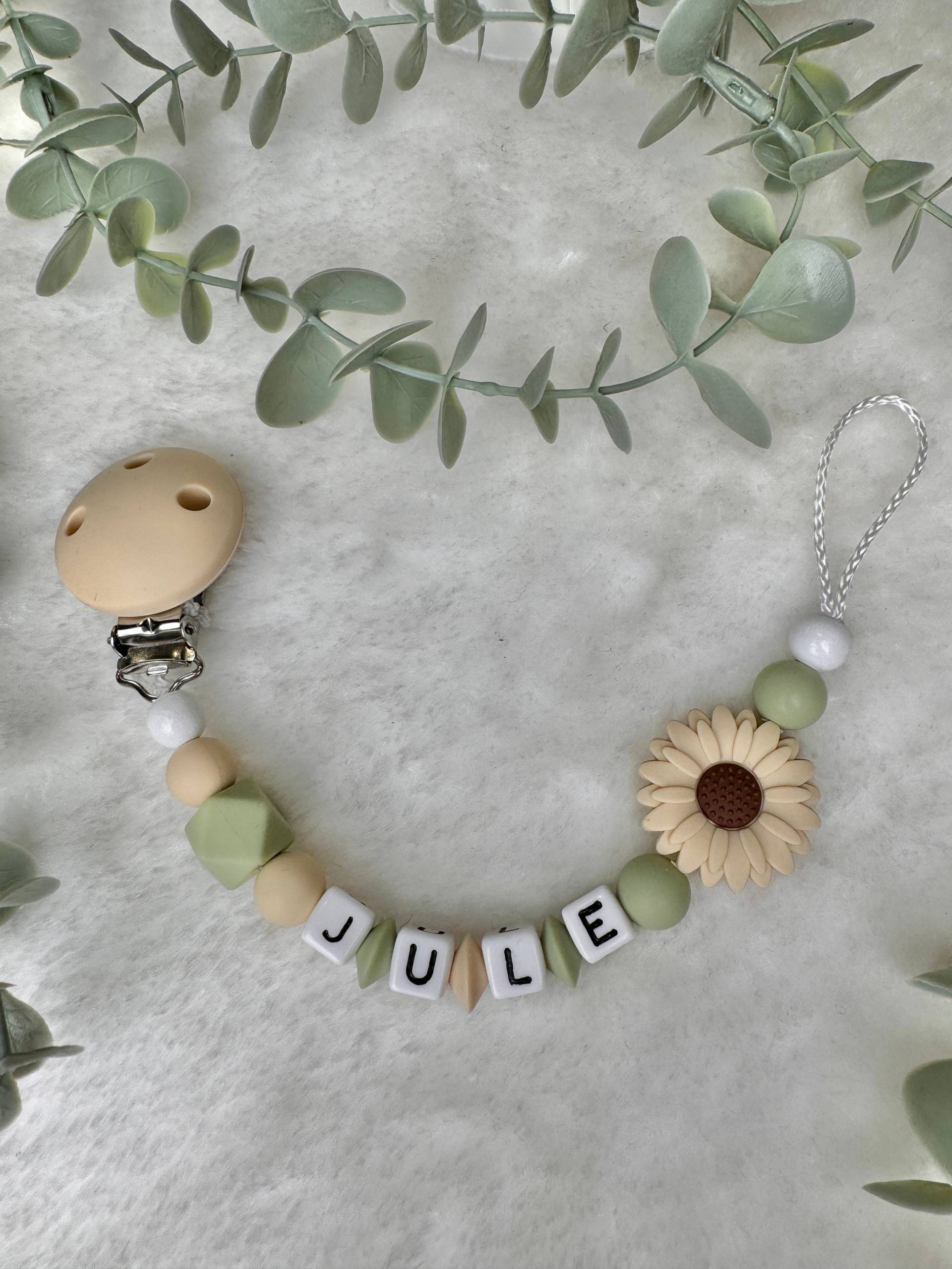 Schnullerkette Mit Namen Beige Lindgrün, Geschenkidee, Babyparty, Personalisiert von GlamAccessoires