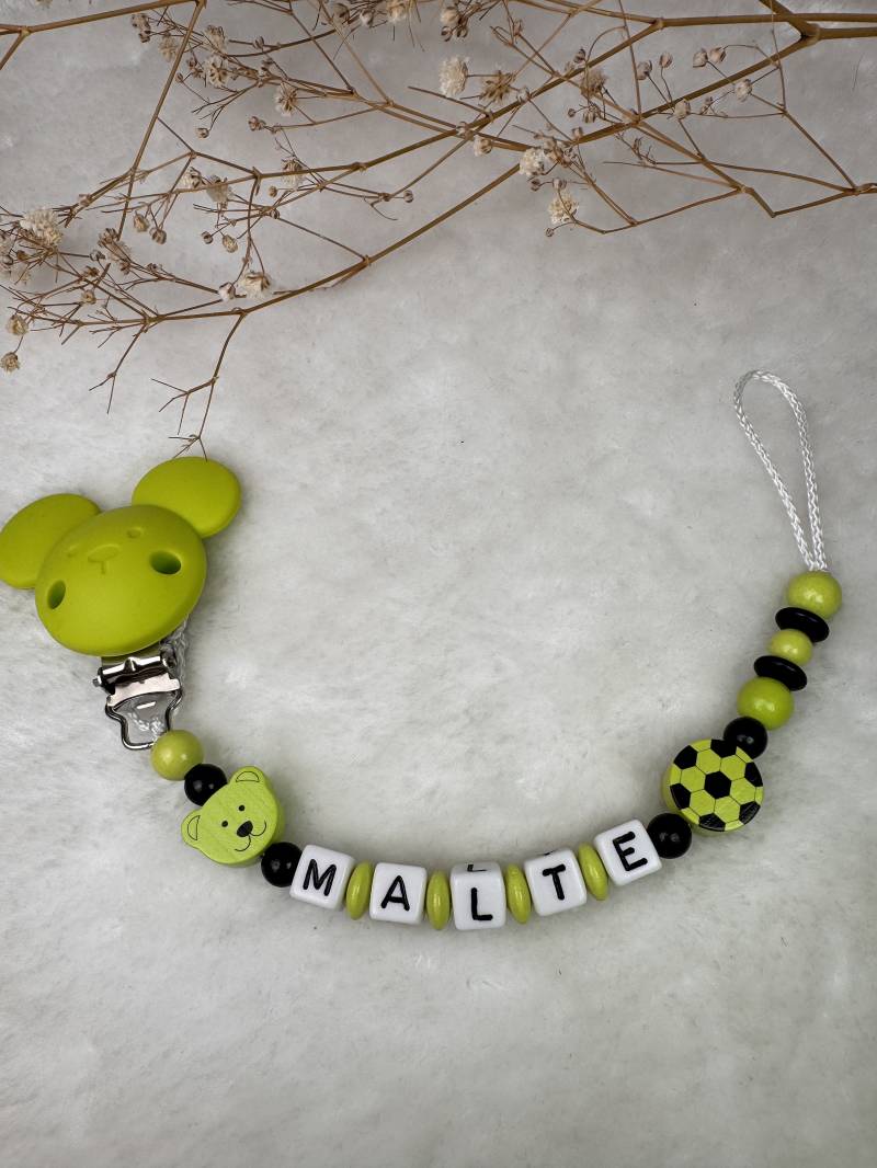 Schnullerkette Mit Namen - Hell Grün Einem Fußball Und Bärchen Geschenkidee Babyparty- Personalisiert von GlamAccessoires