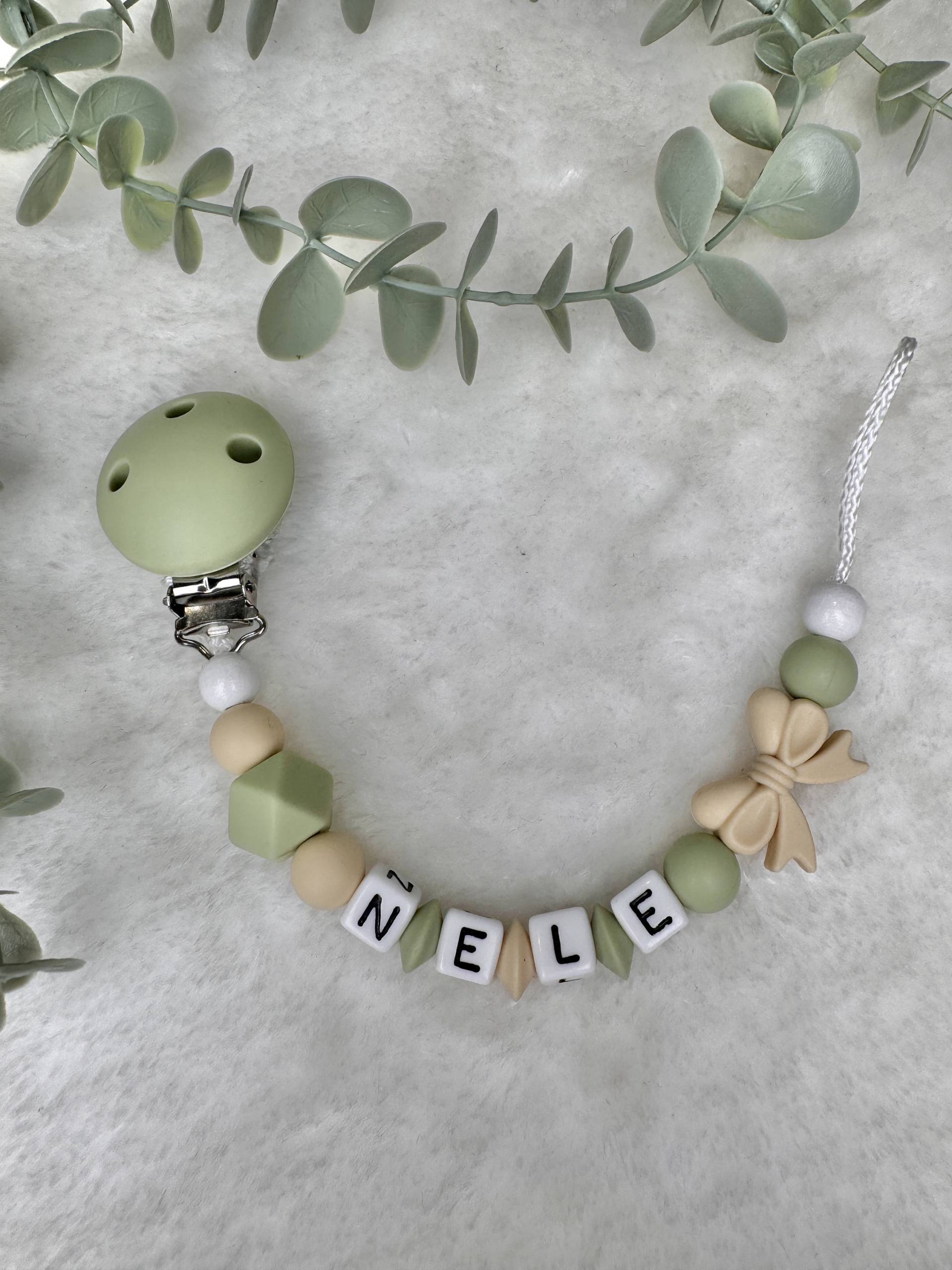 Schnullerkette Mit Namen - Lindgrün Beige, Geschenkidee, Babyparty, Personalisiert, Silikon von GlamAccessoires