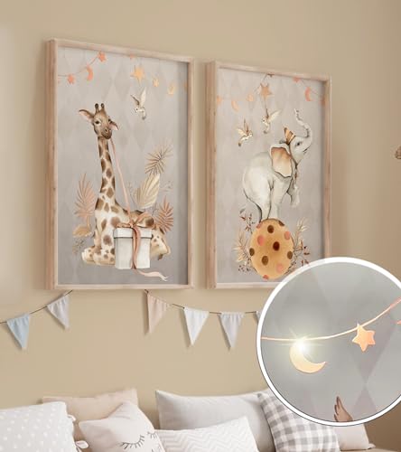 GlamPosters Bilder Set 2x 50x70 cm - Deko Wandbilder für Babyzimmer und Kinderzimmer - Wandbilder ohne Rahmen - Pastell Dekoration für Baby- & Kleinkinderzimmer - Boho-Giraffe von GlamPosters