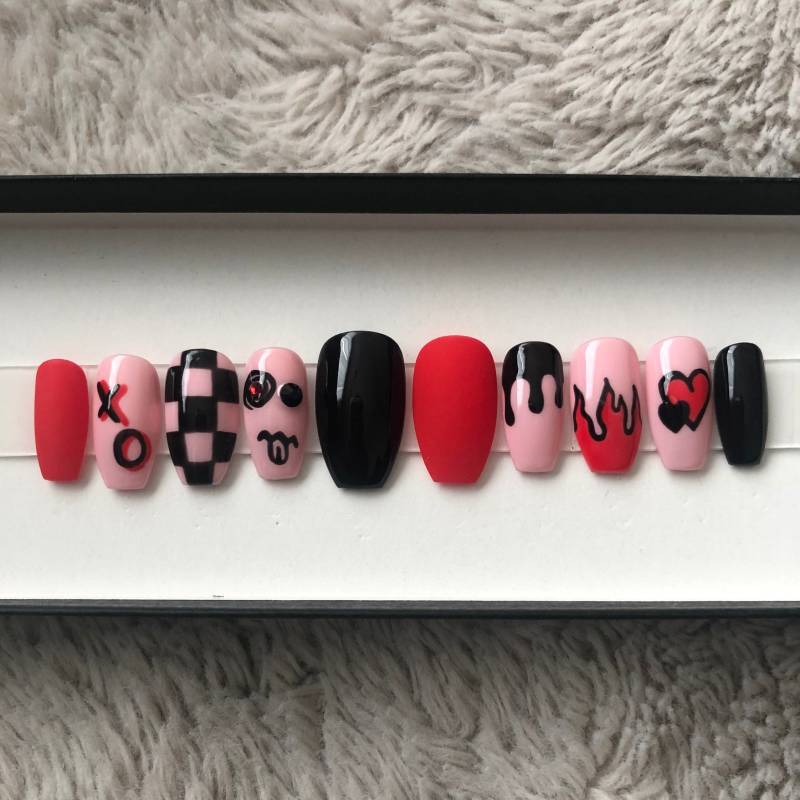 Fun Mix - Drücken Sie Die Nägel Rot Pink Schwarz Herzen Flammen Emoji Gesicht von GleeshNailBoutique