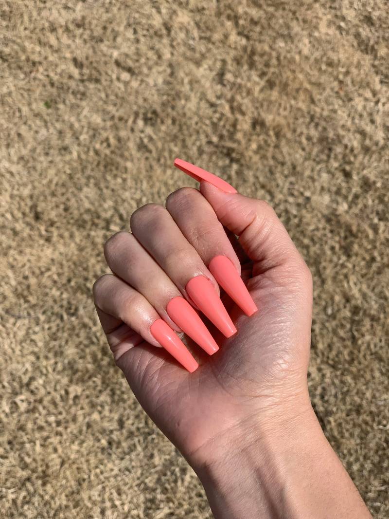 Frühlingskoralle | Pink Peach Handarbeit Press On Nails von GoldenThirtyNails