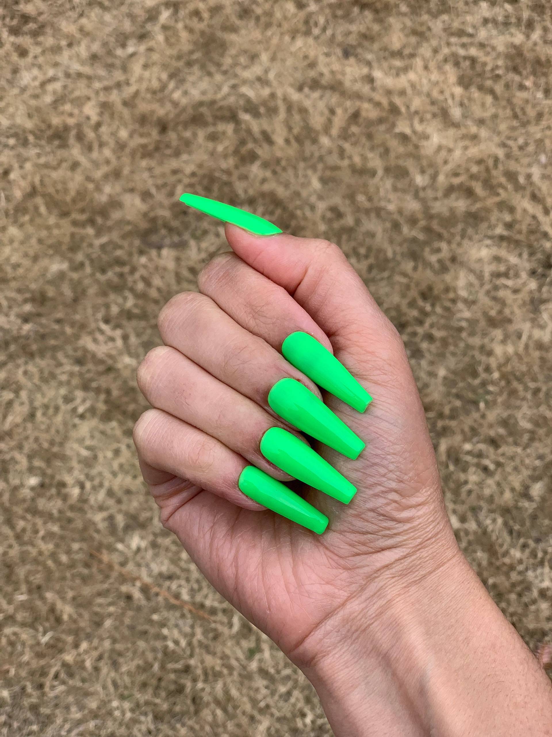 Limette | Semi Sheer Neon Grün Handarbeit Press On Nails von GoldenThirtyNails