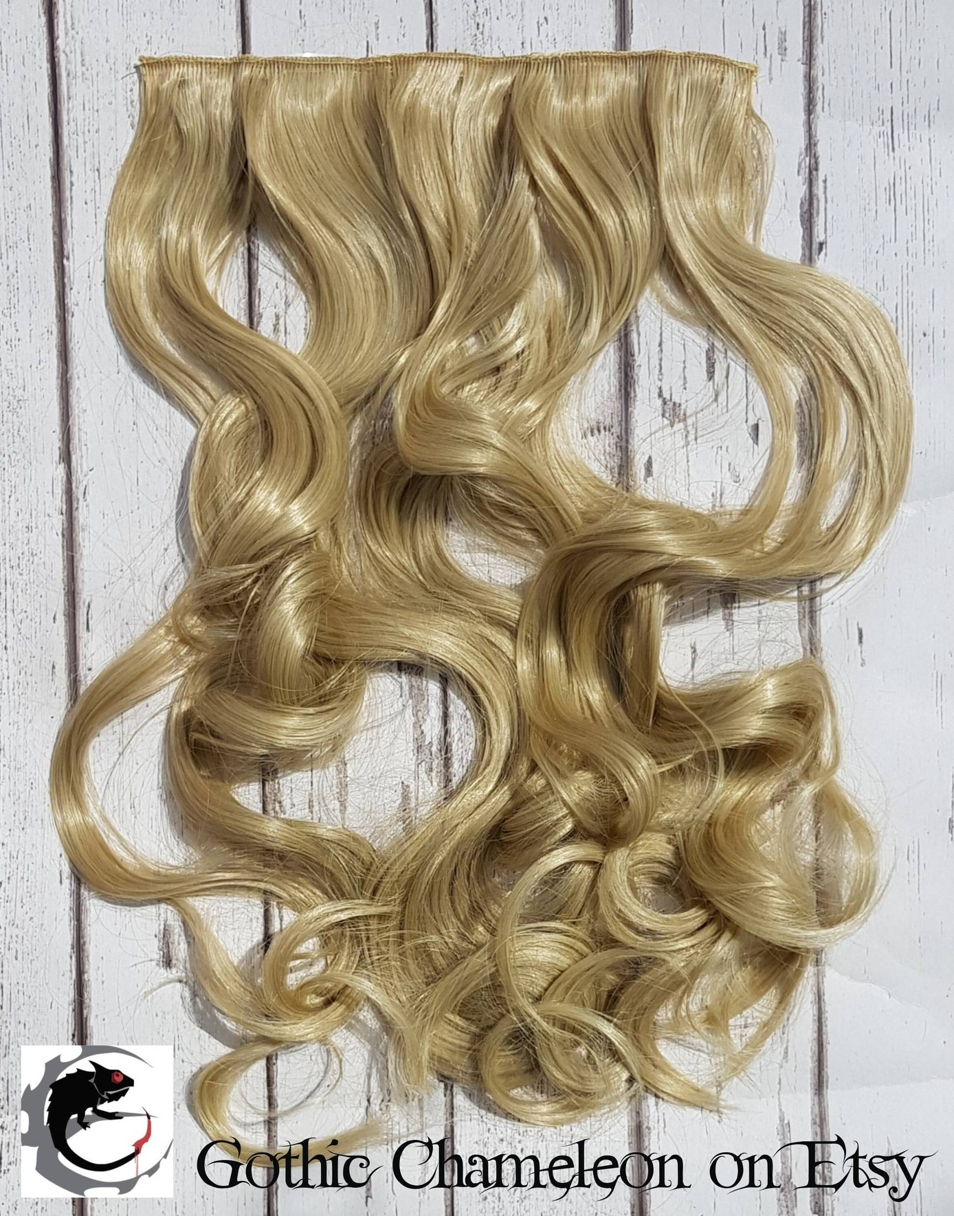 Blonde Mischung Curled Clip in Haarverlängerung 21 Zoll Versandfertig von GothicChameleon