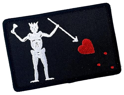 Schwarzer Bartstoff zum Aufbügeln, Piratenflagge, Jolly Roger, Horned Skelett, blutendes Herz, Speer von Gracie Cay