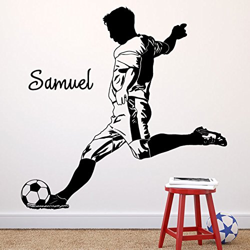 Grandora Wandtattoo Wunschname + Fußballspieler I Flieder (BxH) 121 x 120 cm I Kinderzimmer Fußball Jungs Sticker Aufkleber Wandaufkleber Wandsticker W5478 von Grandora