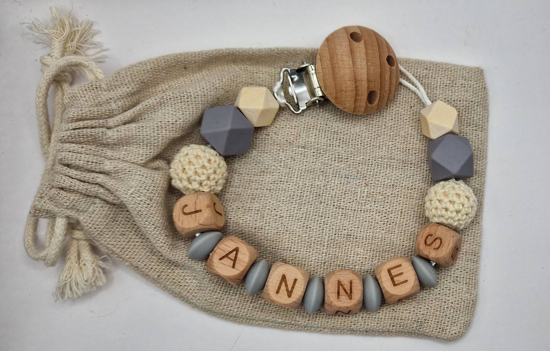 Schnullerkette Mit Namen Personalisiert Grau | Baby Geschenk Zur Geburt Holz Silikon |Häkelperlen| Junge| Mädchen von GravurHandwerk