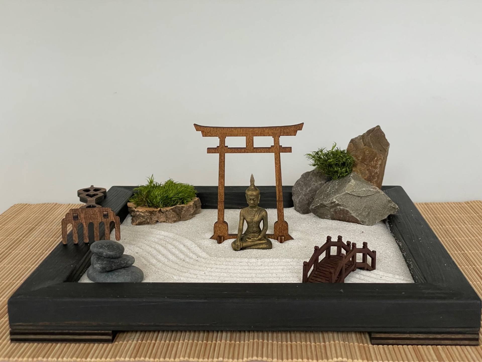 Großer Schwarzer Zengarten Aus Fsc- Massivholz Mit Buddha, Torii, Brücke, Moos Und Holz-Harke - Nachhaltig & Umweltfreundlich von GreenUpDeco