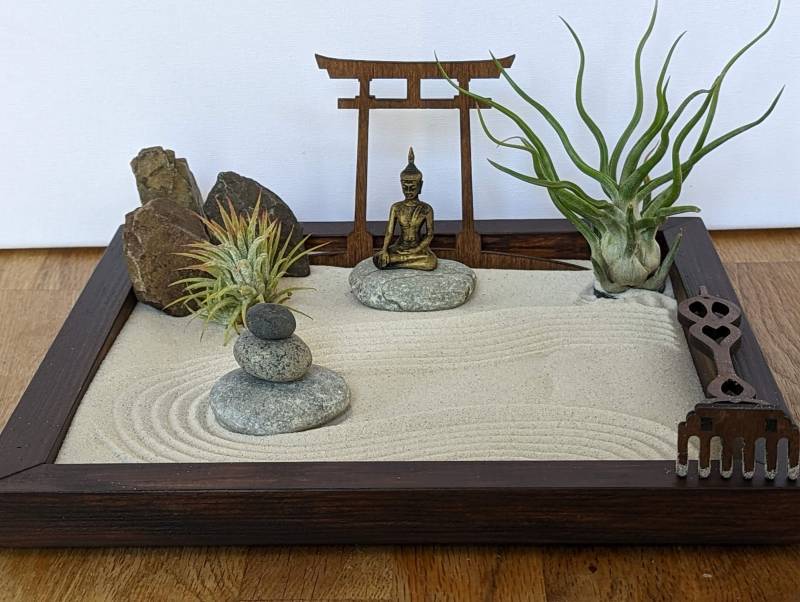 Großer Zengarten Aus Geöltem Fsc- Massivholz Mit Buddha -/ Ganesha- Figur, Torii, Pflanzen Und Harke - Nachhaltig & Umweltfreundlich von GreenUpDeco