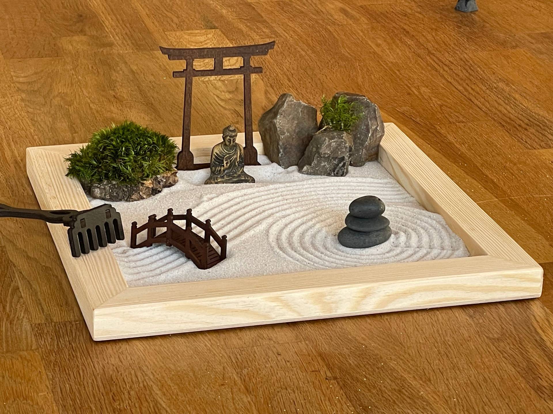 Großes Handmade Zen-Garten-Set Aus Fsc-Holz Mit Buddha, Torii, Brücke, Moos Und Holz-Harke - Nachhaltig & Umweltfreundlich Hergestellt von GreenUpDeco