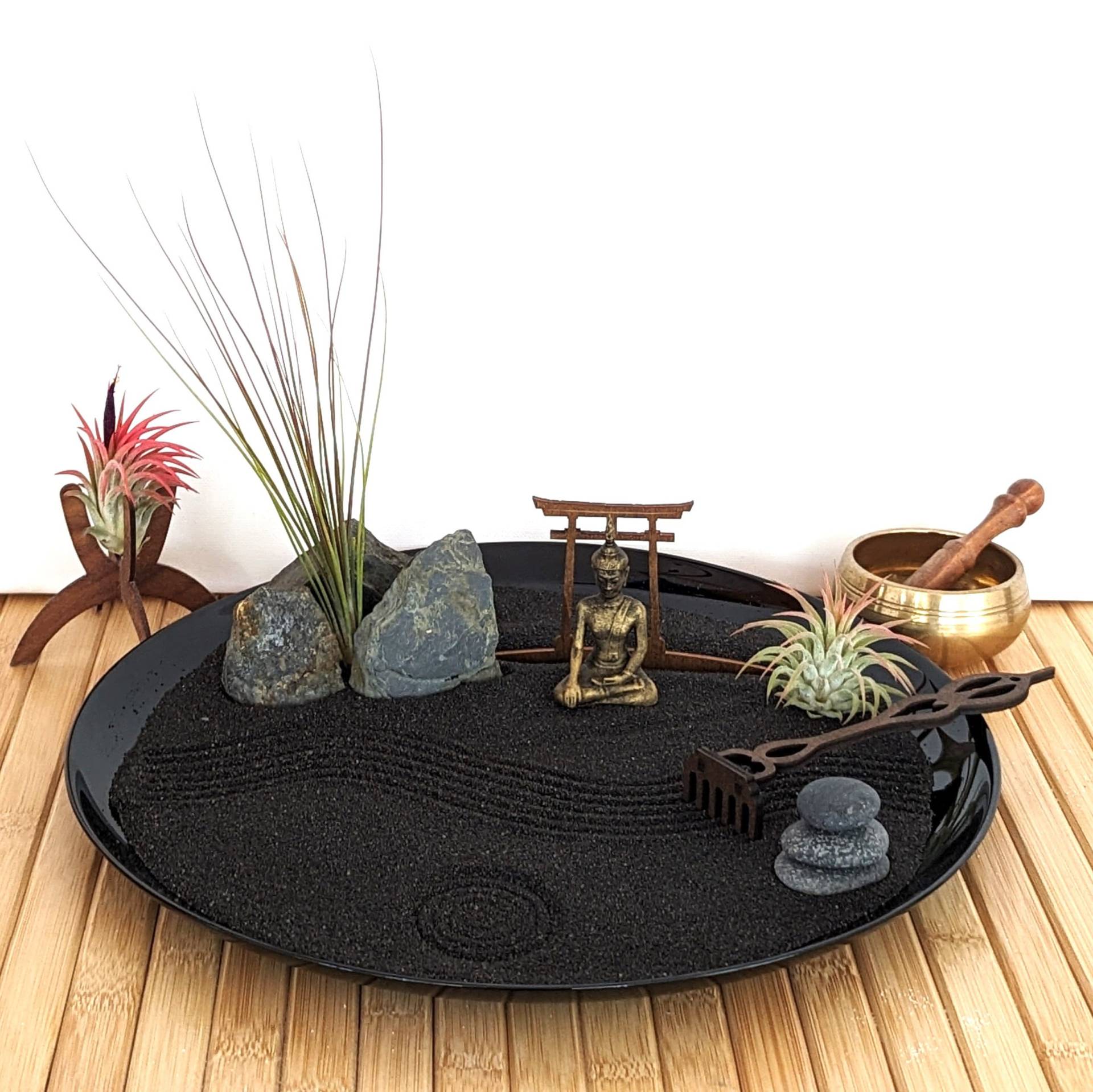 Handgefertigtes Xxl Großes Zen-Garten Set Mit Schwarzem Sand, Buddha-Figur, Torii, Steinen, Tillandsien Und Harke - Karesunsui von GreenUpDeco