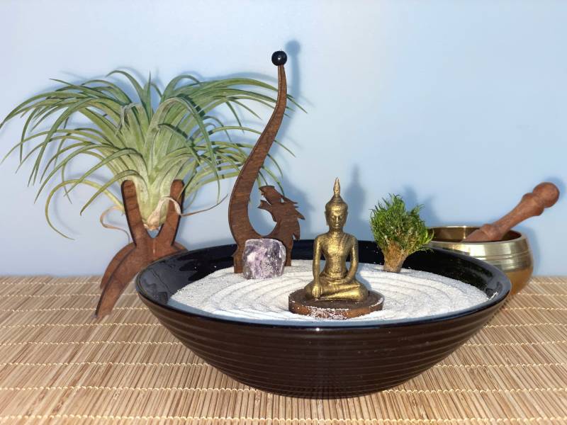 Mini Zengarten "Aromatherapie" Mit Kristall, Aroma - Diffusor, Rechen Und Buddha-Figur Achtsamkeitstraining von GreenUpDeco