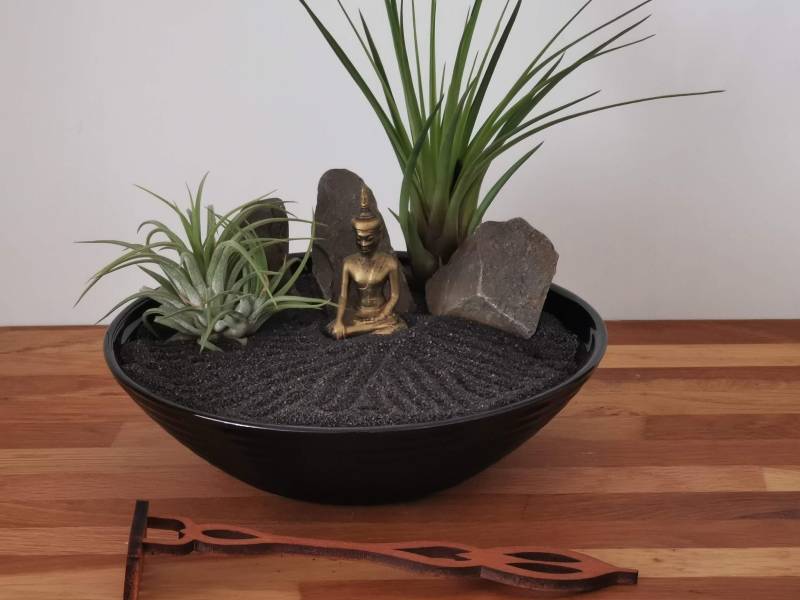 Zen-Garten Aus Schwarzem Opalglas Mit Buddha-Figur, Harke, Steinen Und Luftpflanzen - Nachhaltig & Umweltfreundlich von GreenUpDeco