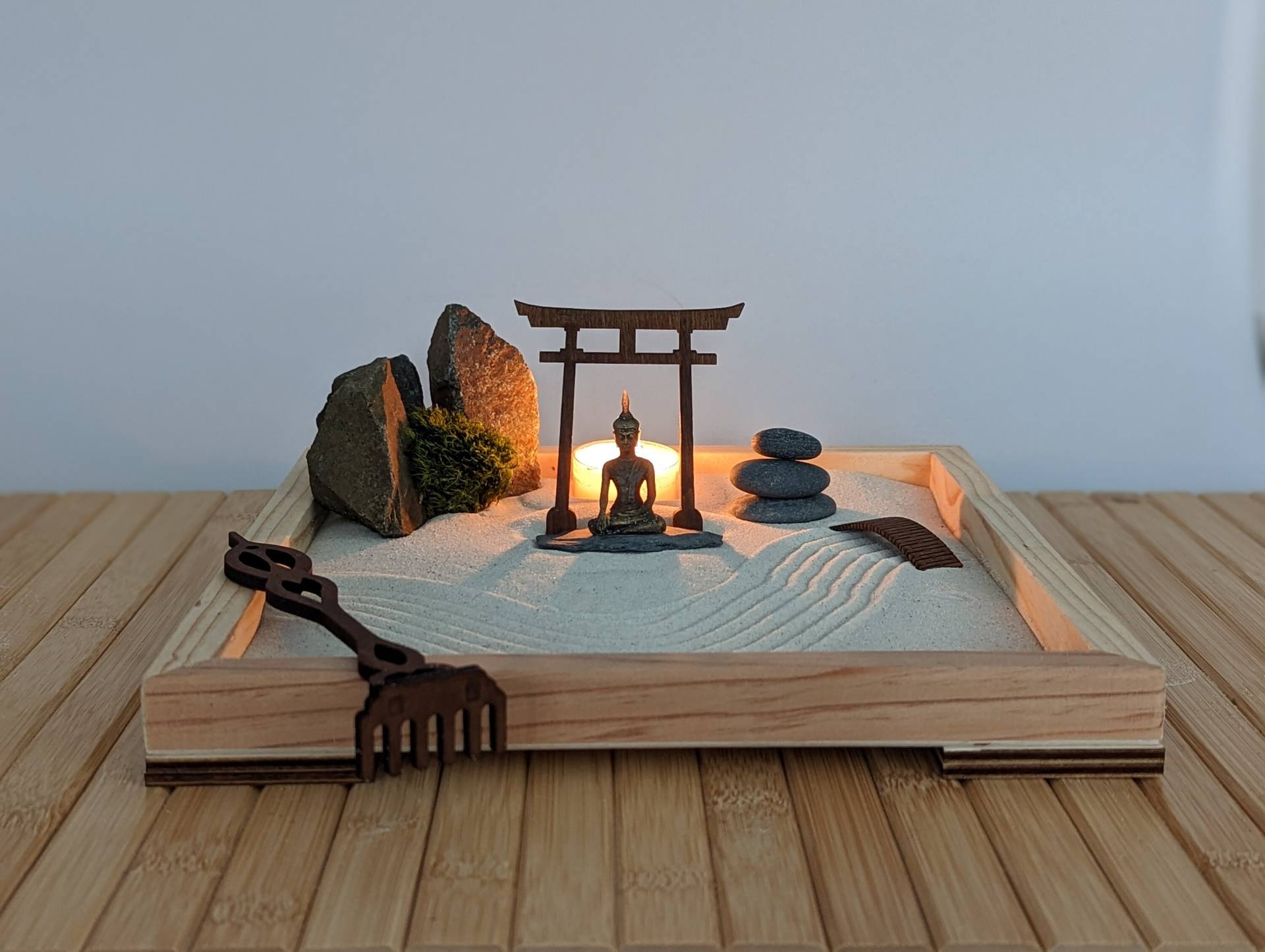 Zengarten -Set Aus Massivholz Mit Buddha -Figur, Torii, Kerze, Moos Und Holz-Rake - Nachhaltig & Umweltfreundlich - Geschenk-Idee von GreenUpDeco