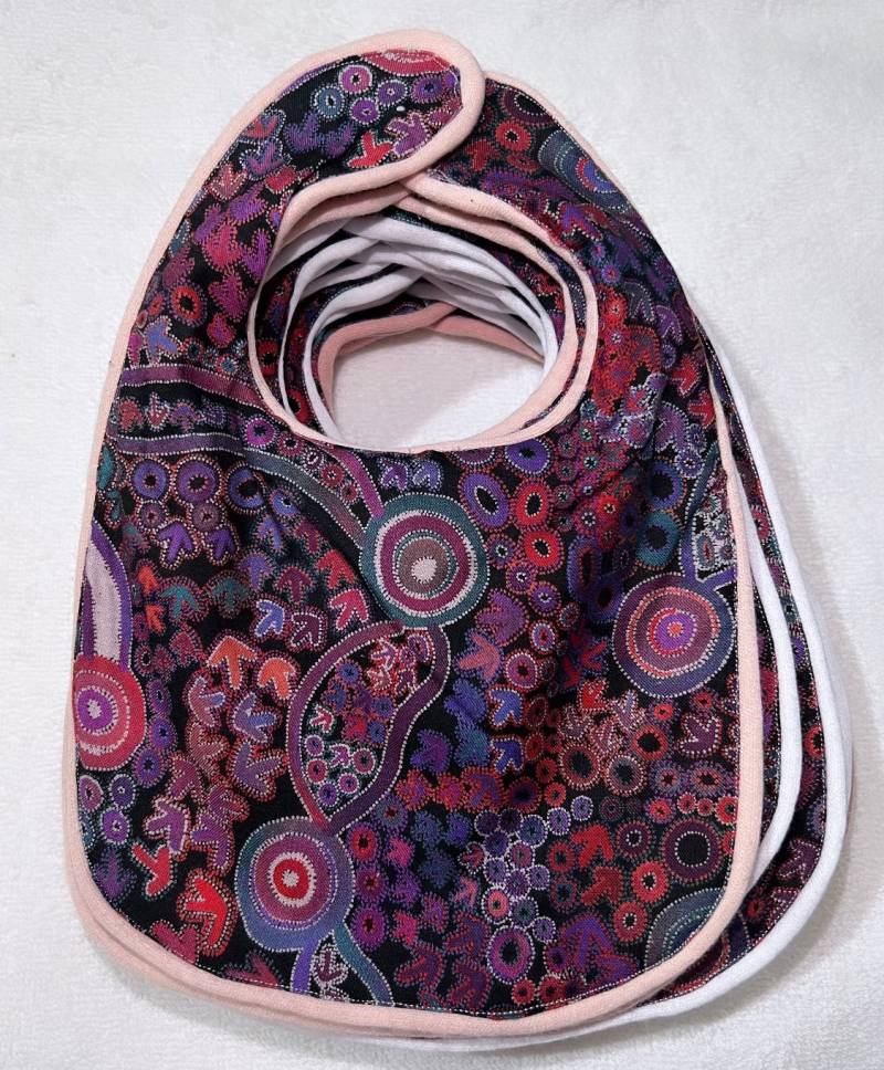 Handgemachte Aborigine Baby Bibs - Emu Walkabout von GudhaNgurrbul