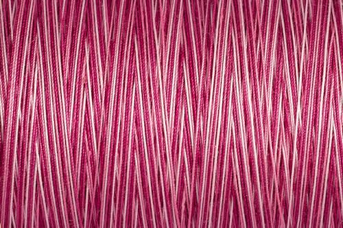 Gutermann Plum Berry Natural Cotton Thread Variegated 876 Yards 800CV-9969 von Gütermann