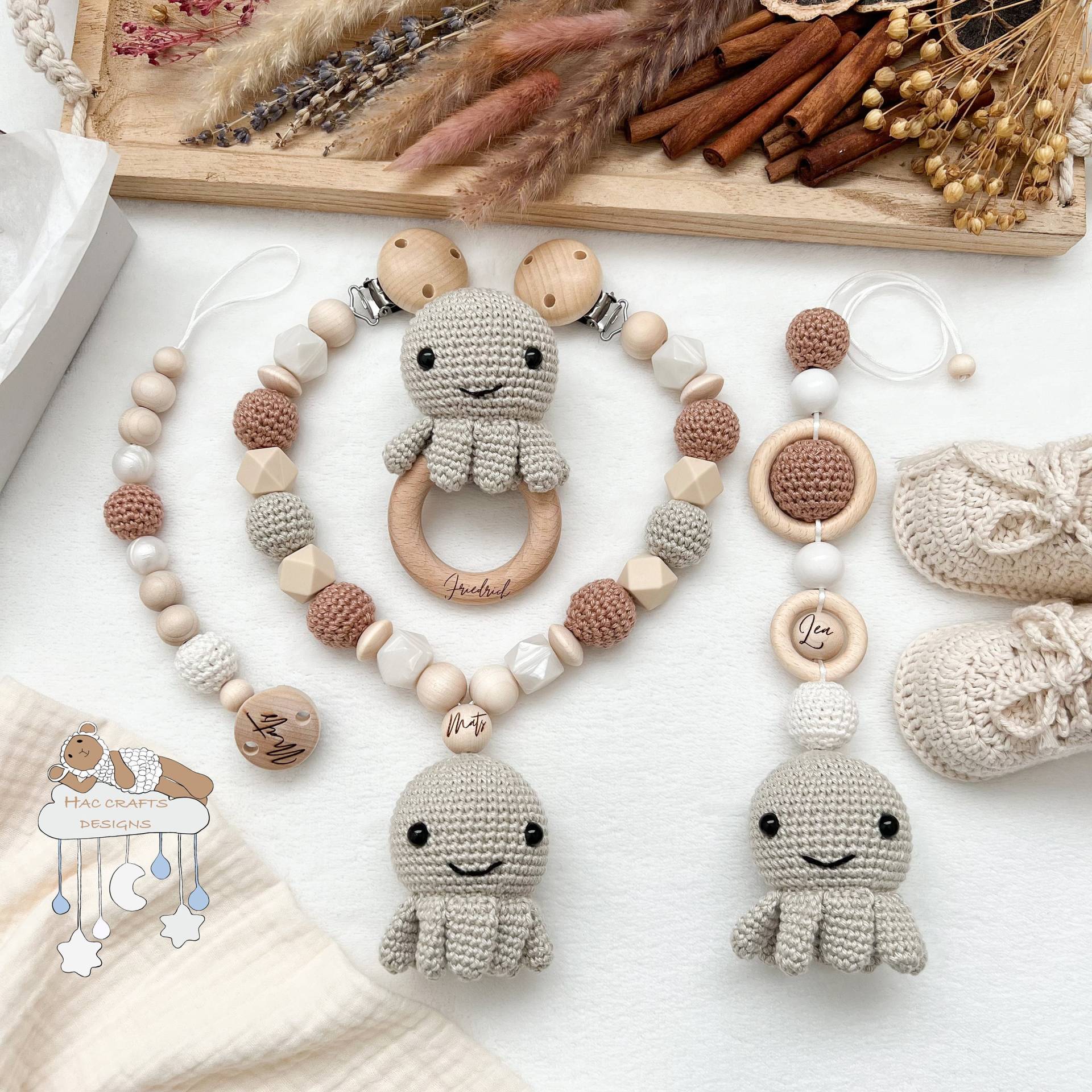 Oktopus in Naturtöne Und Taupe Gehäkelt Set Kinderwagenkette Anhänger Schnullerkette Junge Mädchen von HACCraftsLittle