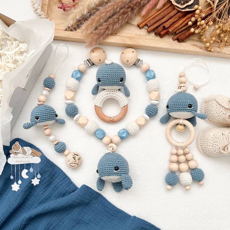 Personalisierbar Wal Blau Sparset Kinderwagenkette Anhänger Schnullerkette Greifspielzeug Babyshower Taufe Geburtsgeschenk von HACCraftsLittle