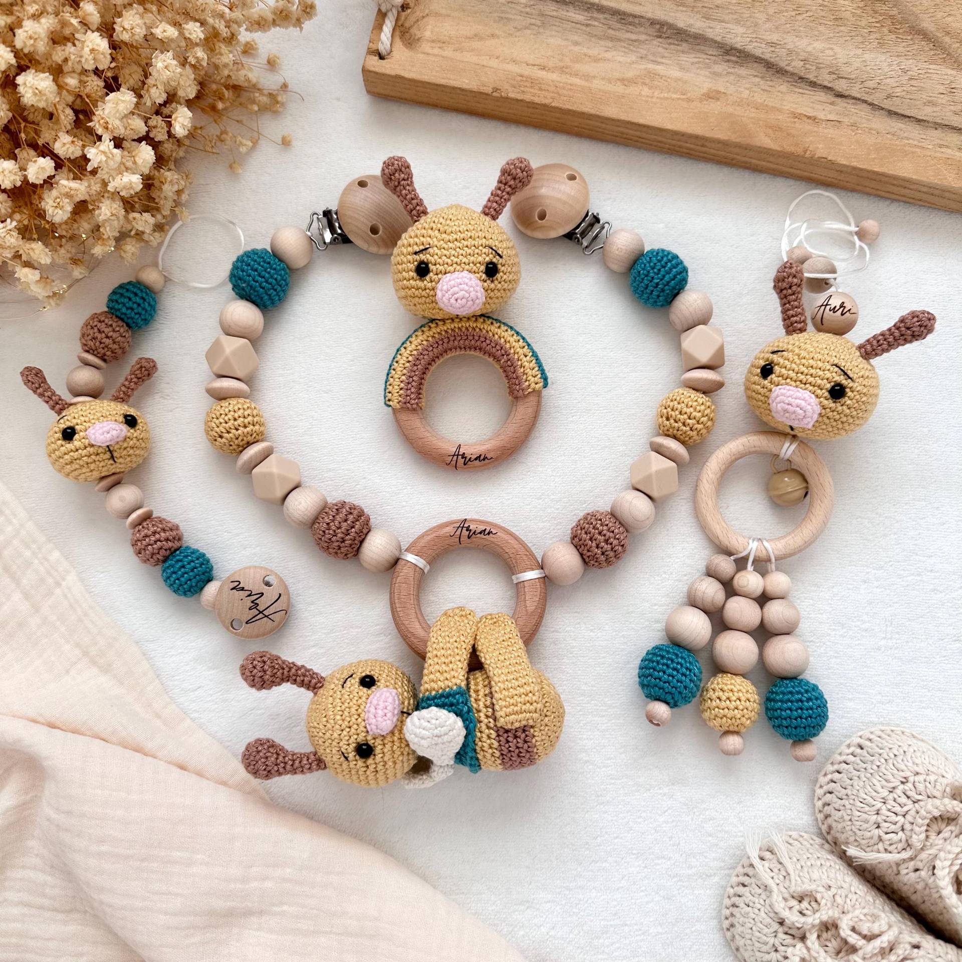 Personalisiert Biene Sparset Kinderwagenkette Anhänger Schnullerkette Geburtsgeschenk Taufe Babyshower von HACCraftsLittle