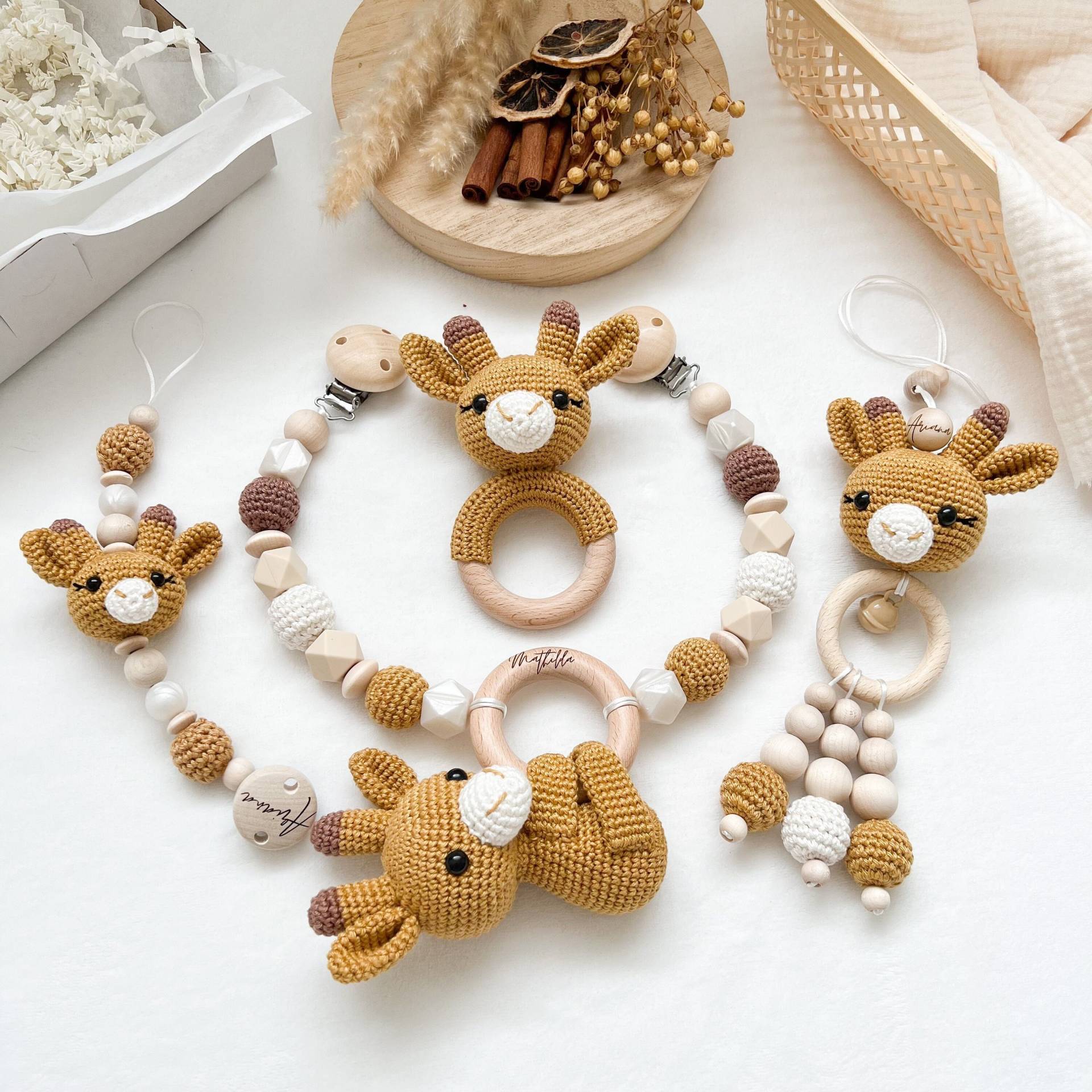 Personalisiert Giraffe Sparset Kinderwagenkette Babygym Anhänger Schnullerkette Babyshower Taufe Geburtsgeschenk Muttergeschenk von HACCraftsLittle