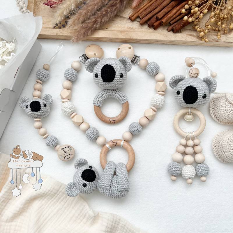 Personalisiert Hängender Koala Sparset Kinderwagenkette Anhänger Greifring Schnullerkette Babyshower Taufe Geburtsgeschenk Mit Gravur von HACCraftsLittle