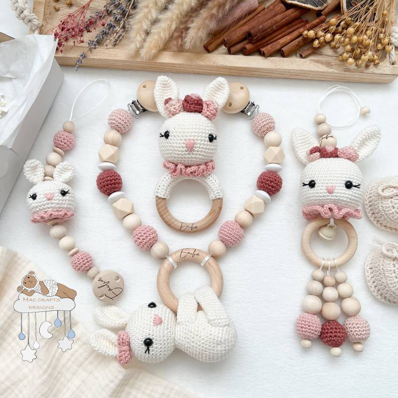 Personalisiert Hase Creme Und Rosa Sparset Kinderwagenkette Anhänger Greifring Schnullerkette Babyshower Taufe Geburtsgeschenk Mit Gravur von HACCraftsLittle