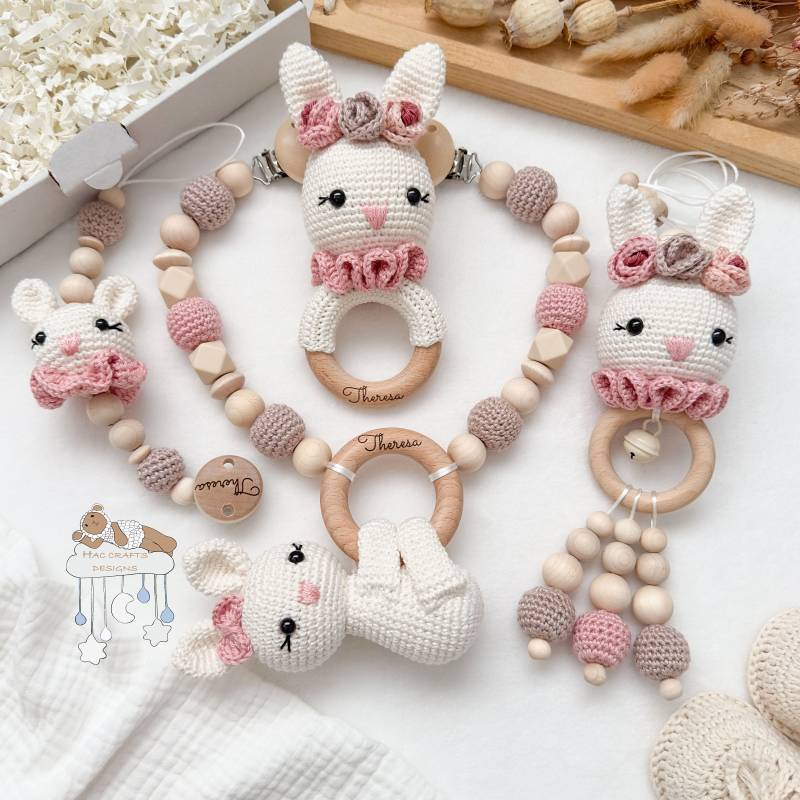 Personalisiert Hase Creme Und Rosa Sparset Kinderwagenkette Anhänger Greifring Schnullerkette Babyshower Taufe Geburtsgeschenk Mit Gravur von HACCraftsLittle