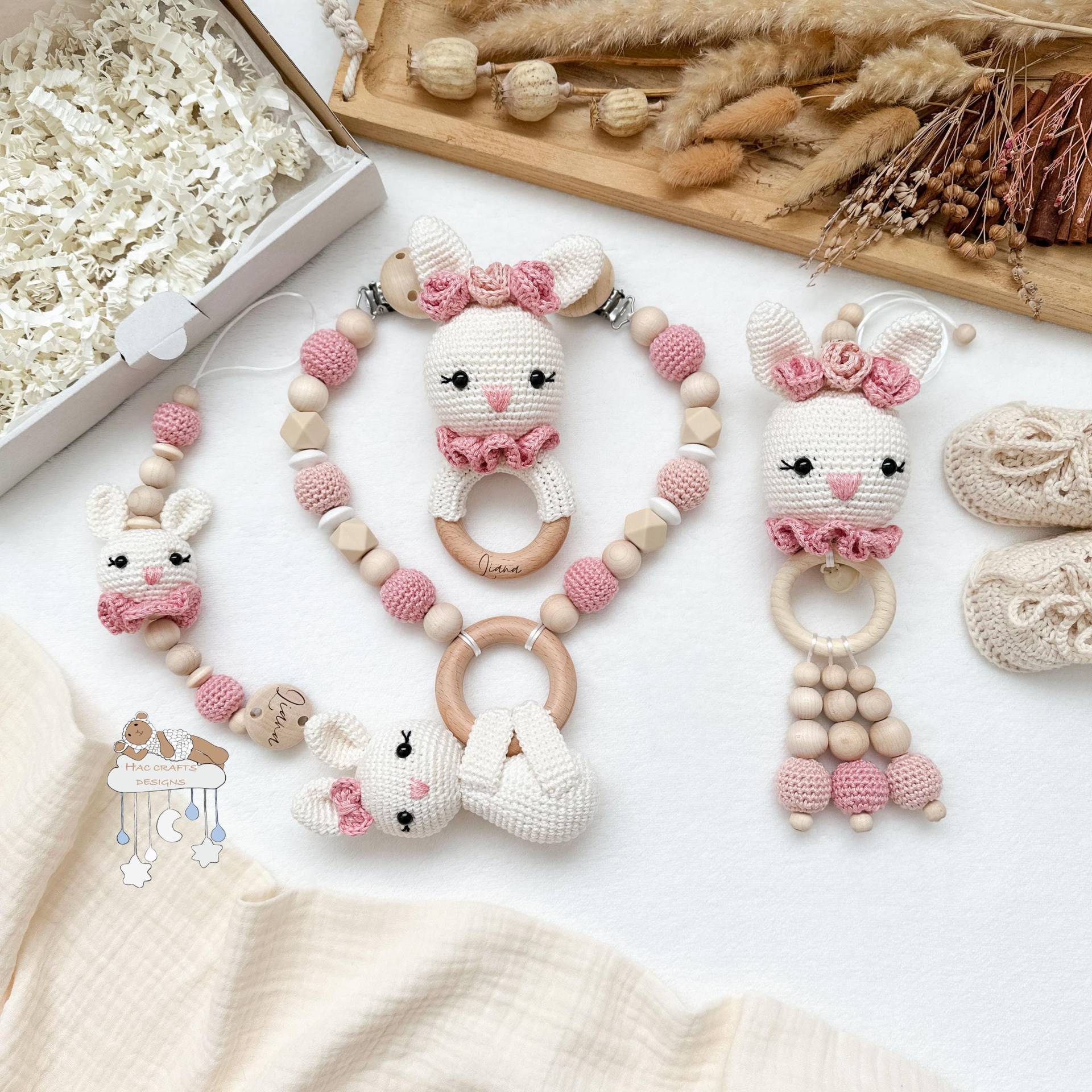 Personalisiert Hase Creme Und Rosa Sparset Kinderwagenkette Anhänger Greifring Schnullerkette Babyshower Taufe Geburtsgeschenk Mit Gravur von HACCraftsLittle